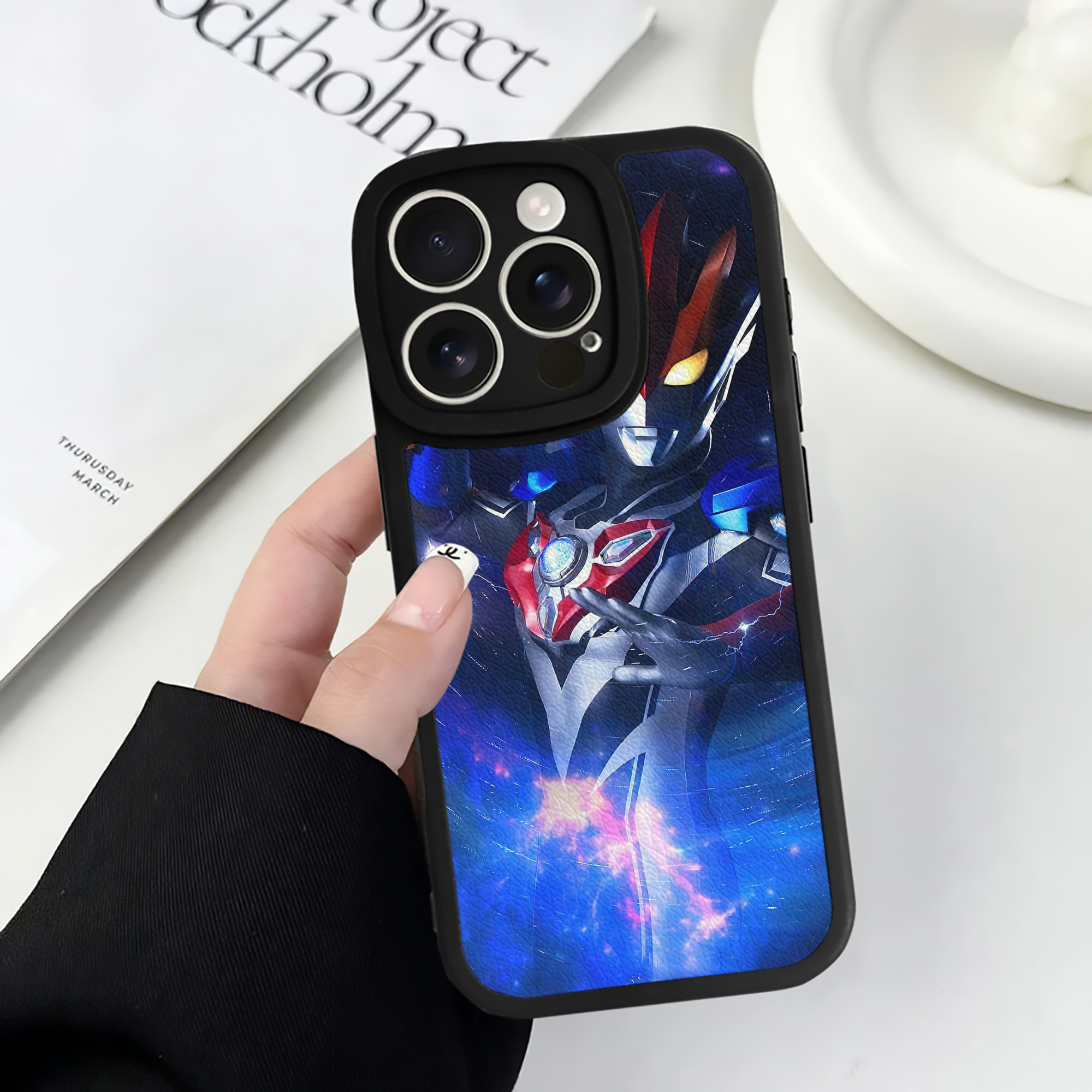 （画像用） ウルトラマン Ultraman 【iPhone 16シリーズ対応】シリコンスマホケース（レザー調） 材質：シリコン